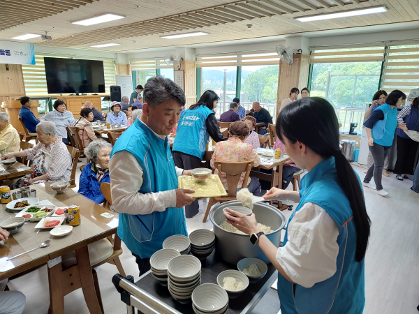 차종명 한국수자원공사 인재개발원장(사진 가운데)과 직원 봉사단인 ‘물사랑나눔단’이 가정의 달을 맞아 5월 28일 대전시 유성구 사랑의집 양로원에서 지역어르신들께 보양식을 대접하고 있다.
