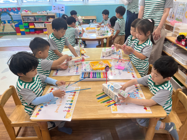 어촌수산해양분야 찾아가는 환경교육 프로그램 운영 사진(우유갑 활용 친환경 배만들기)