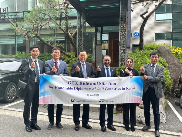 국가철도공단 임종일 부이사장(왼쪽에서 세 번째)이 30일(목) 걸프협력회의(GCC)* 소속 외교단과 함께 기념촬영을 하고 있다.(왼쪽부터 국제협력통상관실 김희천 담당관, 국토교통부 이경석 GTX추진단장, 국가철도공단 임종일 부이사장, 사우디아라비아 차석(부대사) 파하드 바라카, 오만 차석(부대사) 림 알리 알 시야비, 국가철도공단 윤학선 글로벌본부장)