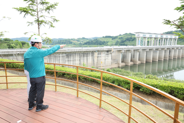 윤석대 한국수자원공사(K-water) 사장이 30일 홍수방어 최전선인 군남댐을 찾아 홍수기 대응 태세를 점검하고 있다.