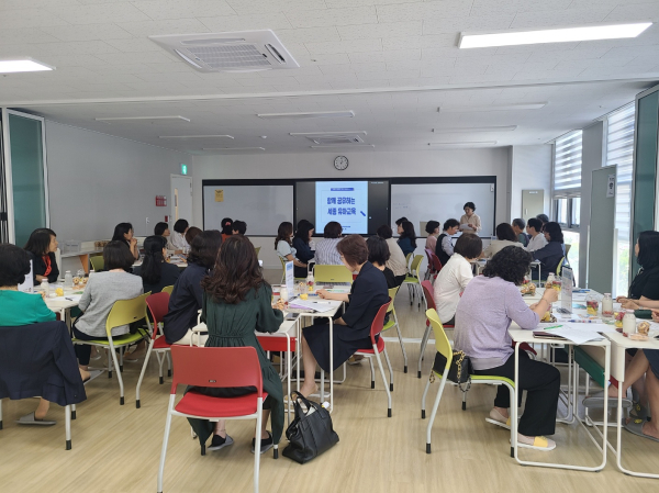 31일 오후, 세종 국제교류센터에서 회의실에서 원장을 대상으로 ‘유치원 권역별 장학 협의체’ 회의가 열리고 있다.(우측 사진)