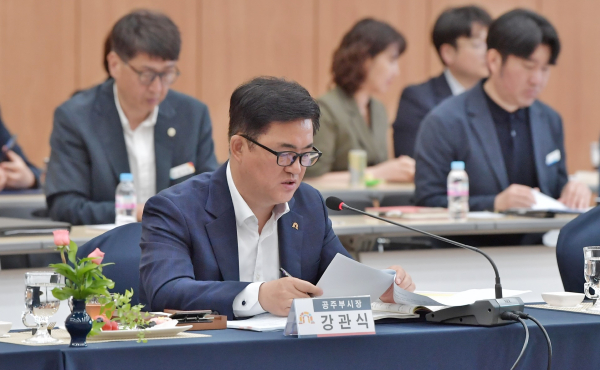 충남시장군수협의회에서 강관식 부시장 건의 모습
