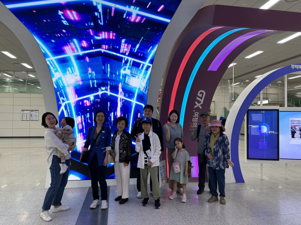 31일, 국가철도공단 수도권본부는 직원 가족을 초청하여 GTX-A 홍보관 견학 후 기념촬영을 하고 있다.