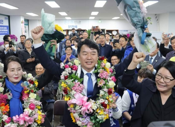 문진석 당선인이&nbsp;선거사무소에서 당선 세리머니를 하고 있다./문진석 선거사무소 제공<br>