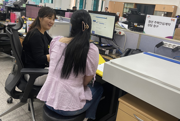 토지관리과 상담실에서 진행된 청년주택안심계약 서비스 상담 모습