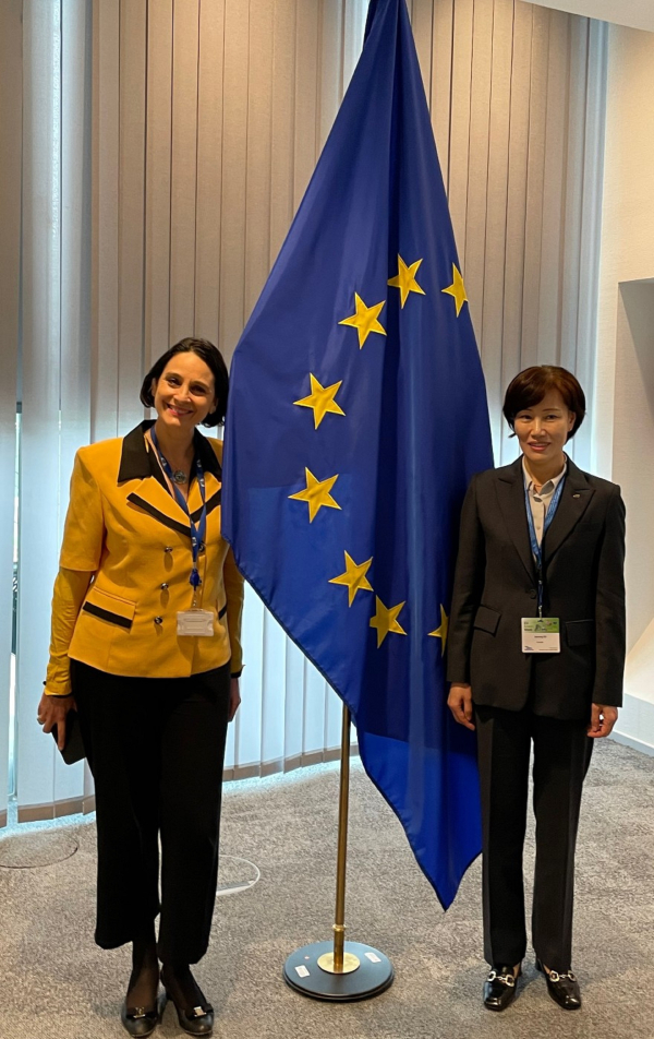 지난  5월 29일 벨기에 브뤼셀 현지에서 ‘EU Green Week 2024’에 참여하며, 한국수자원공사의 3대 초격차 기술과 같은 디지털 물관리가 EU의 물 문제 해결 대안이 될 수 있음을 제시하였다.(사진 오른쪽부터 구자영 한국수자원공사 기획부문장, 베로니카 맨프레디(Veronica Manfredi) EU 물관리 담당 국장)