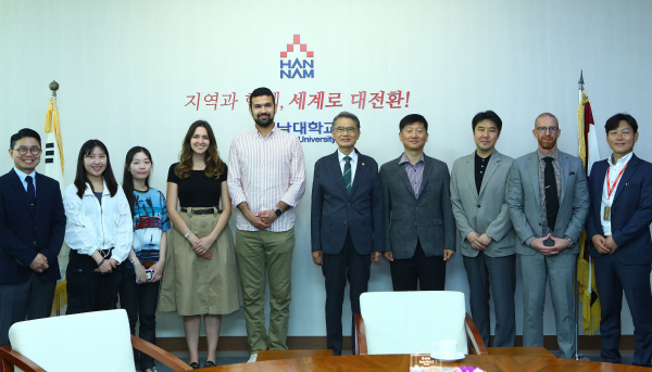 ‘디자인팩토리글로벌네트워크(DFGN) 펠리페(Felipe Garate Sepulveda) 총괄 챔임자(사진 왼쪽 다섯번째)가 한남대 방문