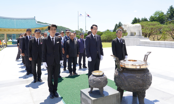 이완섭 서산시장이 보훈단체 회원 30명과 함께 4일 국립대전현충원을 찾아 순국선열의 넋을 기렸다.
