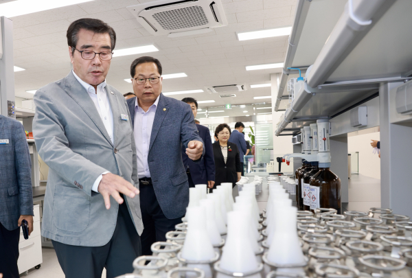 농업 종합정보 분석센터 개소식 후 내부를 둘러보고 있는 김동일 시장