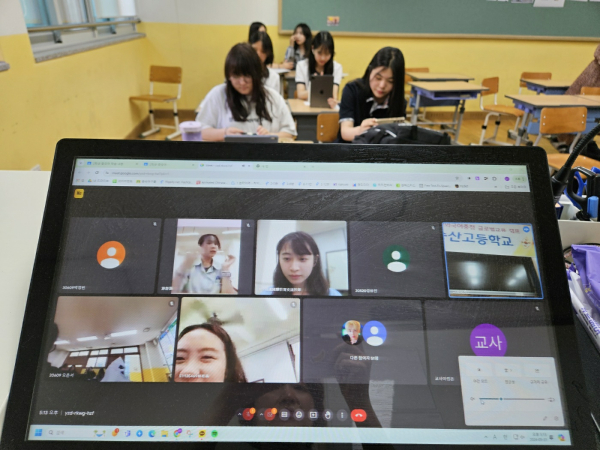 5월 31일에, 소담고등학교 학생과 대만 송산고등학교 학생이 “글로벌 교류캠프”를 화상으로 진행하고 있다.