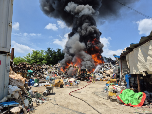 고물상 화재 발생 모습 / 공주소방서 제공