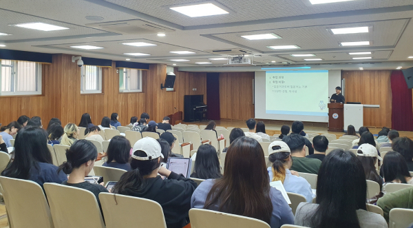 ‘2024 상반기 학과별 진로 멘토링’ 프로그램 중 일본어과의 취업선배가 특강을 진행하고 있다.