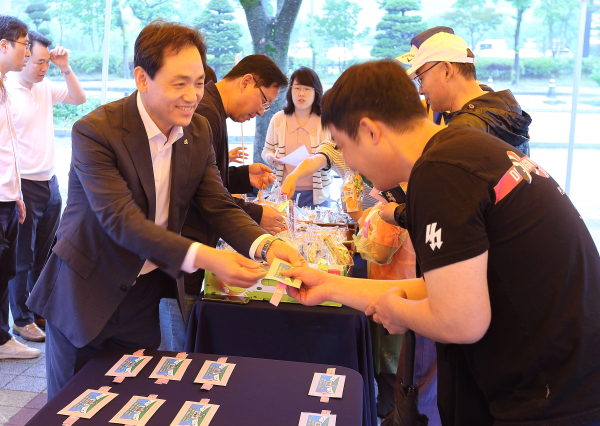 대전도시공사사장 입장권 전달시 모습