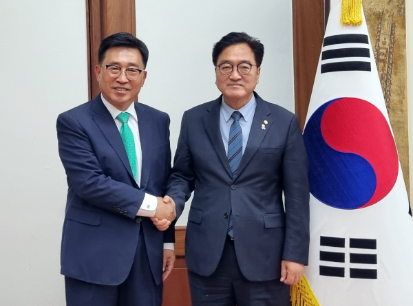 간담회 기념사진   * 우원식 국회의장(우측), 한국농수산식품유통공사 김춘진 사장(좌측)