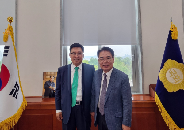 간담회 기념사진  * 백재현 국회사무총장(우측), 한국농수산식품유통공사 김춘진 사장(좌측)