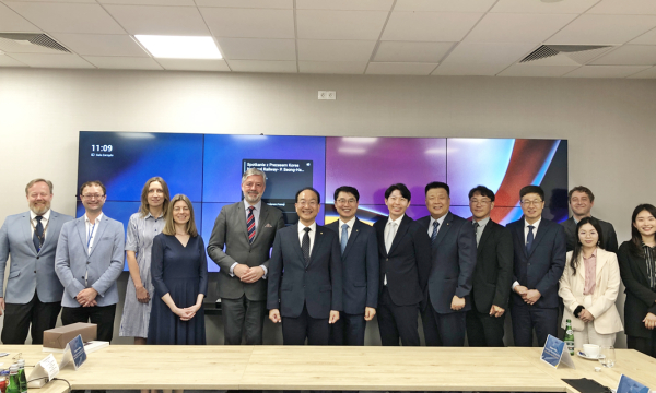 이성해 국가철도공단 이사장(왼쪽에서 여섯 번째)이 지난 3일(월) 폴란드 신공항공사(CPK)를 방문하여 필립 체르니키 사장(왼쪽에서 다섯 번째) 및 관계자들과 함께 기념촬영을 하고 있다.