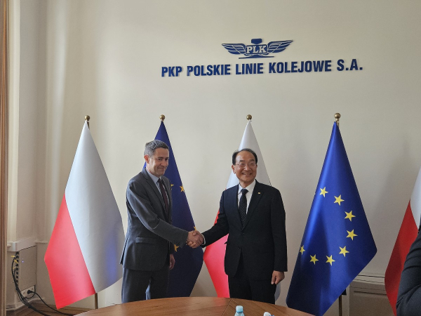 이성해 국가철도공단 이사장(오른쪽)이 지난 3일 폴란드 철도공사(PKP PLK)를 방문하여 표트르 비보르스키 사장(왼쪽)과 기념촬영을 하고 있다.