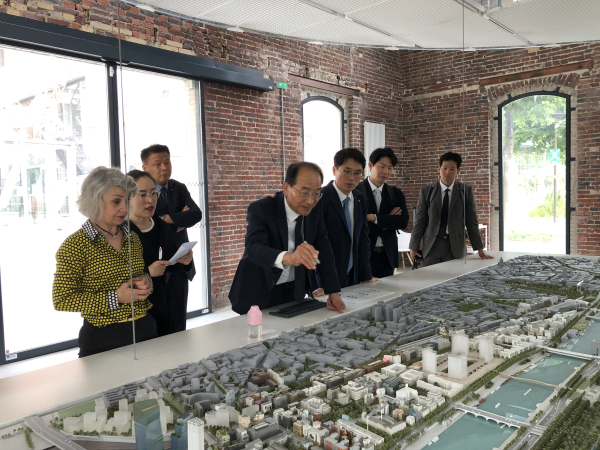 이성해 국가철도공단 이사장(오른쪽에서 네 번째)이 지난 5일 프랑스 파리의 리브고슈 현장을 방문하여 파리개발공사 캐서린 크루제 현장책임자(왼쪽에서 첫 번째)에게 질문을 하고 있다.