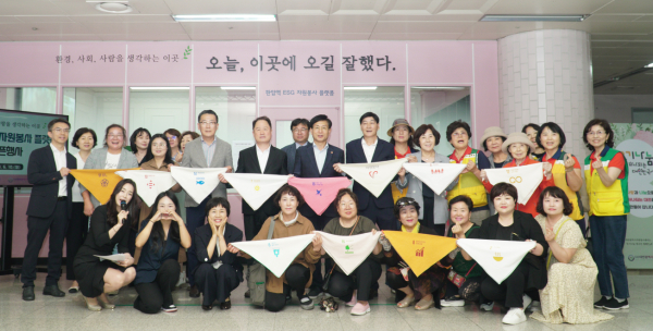 10일, 대전교통공사 연규양 사장과 행사 참석자들이 기념촬영에 임하고 있다.