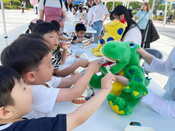 지난 5월 30일 중앙호수공원 원형광장에서 진행된 구강건강 홍보관 진행