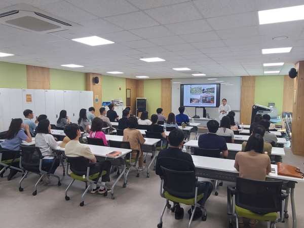 지난 10일 국립세종수목원에서 진행된 마을정원 디자인 컨설팅 모습