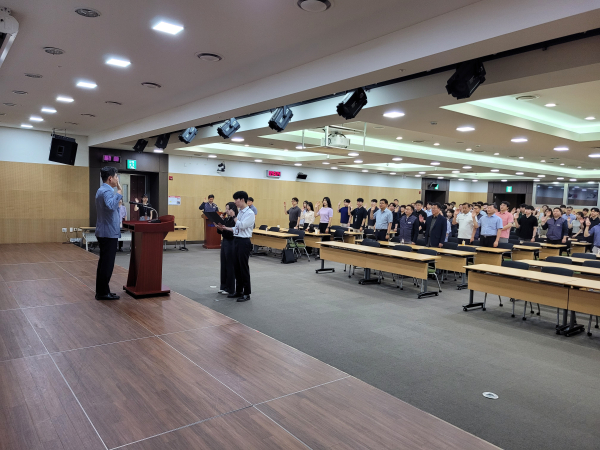 충청본부 전 직원이 11일 공단 본사에서 청렴 결의문을 함께 낭독하고 실천의지를 다지고 있다.