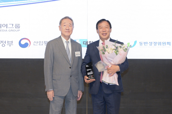 2024 대한민국 글로벌리더 수상/ 왼쪽부터 장대환 매일경제 회장, 최민호 세종시장