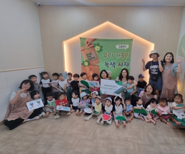 초록우산 세종본부에 바자회 수익금 기부 모습