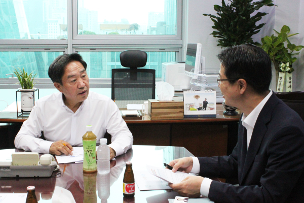 농림축산식품부 기조실장과 지역 현안 논의중인 강승규 의원