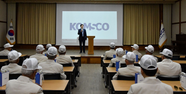 성창훈 사장이 6.25.참전용사 어르신들에게 환영 인사를 하고 있다.