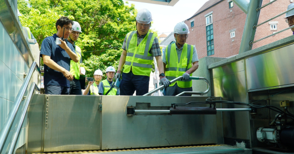 대전교통공사 박필우 기술이사(사진 가운데)가 역사 출입구 차수판을 점검중이다.