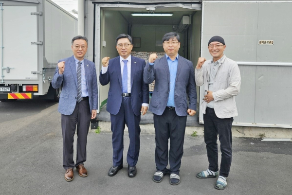 제주웰빙영농조합법인 현장간담회 * 한국농수산식품유통공사 김춘진 사장(좌측 두번째), 제주웰빙영농조합법인 김봉현 부사장(우측 두번째)