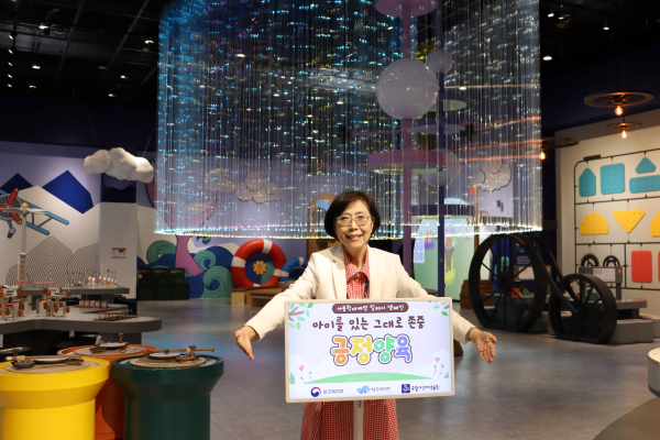 국립어린이박물관 김진희 전시교육실장이 아동학대예방 릴레이 캠페인에 참여하고 있다.