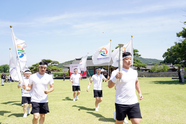 지난 12일 제76회 충청남도민체육대회 성화 봉송 모습