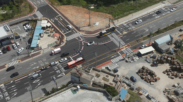 6월 12일 준공된 푸르지오더센트럴아파트 앞 평면교차로