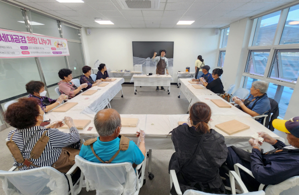 지난 11일 태안군가족센터에서 진행된 ‘단 하나뿐인 나만의 도마 만들기’ 프로그램 운영 모습.