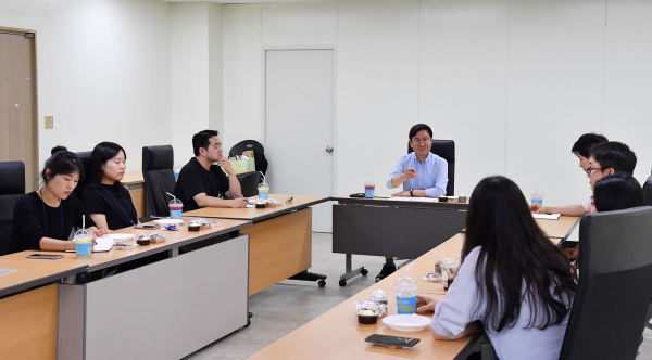 성창훈 사장(가운데)이 타운홀 미팅에서 출산･육아 지원 제도 활용 직원들과 의견을 나누고 있다.