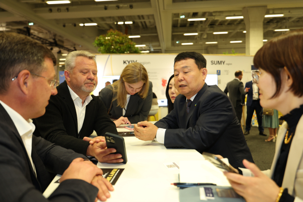 윤석대 사장, 아나톨리 페도룩(Anatolii Fedoruk) 부차시장, 알리나 사라뉴크(Alina Saraniuk) 부차시 부시장, 이고르 사포즈코(Igor Sapozhko) 브로바리시장 면담 모습