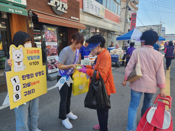 청양군 보건의료원, 장날 맞이 거리 캠페인 진행 모습