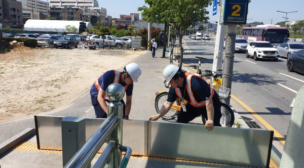 현장에 출동한 직원들이 신속하게 차수판을 설치 중인 모습