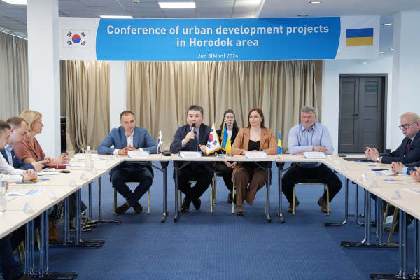 가운데 왼쪽부터 드미트로 프리푸텐(Dmytro Pryputen) 우크라이나 국회의원, 안정호 한국수자원공사 그린인프라부문장, 크리스티나 자물라(Khrystyna Zamula) 르비우주 부지사, 볼로디미르 레미니악(Volodymyr Remeniak) 호로독 시장)