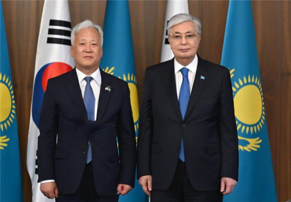 카자흐 힐튼 아스타나에서 이평구 원장(왼쪽)과 카자흐 토카예프 대통령이 바케노 리튬 탐사 회의를 마치고 기념촬영을 하고 있다.