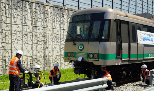 대전교통공사 차량팀 직원들이 탈선 차량을 복구 중이다.