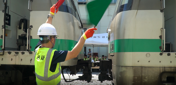 탈선 복구 후 구원연결을 통해 차량을 견인 중이다.