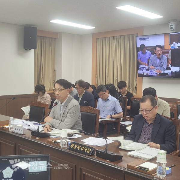 행감장에 출석한 강희천 과장 및 재무과 직원들