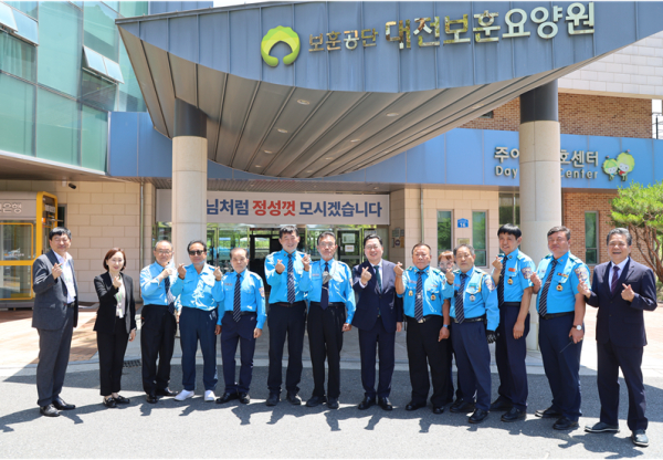 대전보훈요양원에서「화려한 외출(忠)」행사에 참석한 (사)모범운전자회 대전중부ㆍ동부지회 모범운전자들과 함께 기념사진