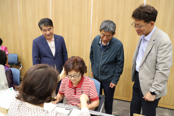 지난 13일 한방진료 비롯한 구강검사, 검안 및 돋보기 지원 ‘농촌왕진버스’ 행사 진행