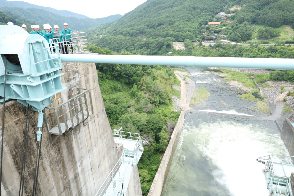 윤석대 한국수자원공사 사장(사진 오른쪽에서 두번째)이  17일 합천댐 현장점검을 통해 댐 수문설비 작동현황 등 홍수기 대응체계를 점검하고 있다.