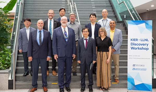 에너지연-LLNL 워크숍 단체사진-2(아래줄 왼쪽 두번째부터 LLNL Glenn Fox(글렌 폭스) 본부장, 에너지연 이창근 원장)