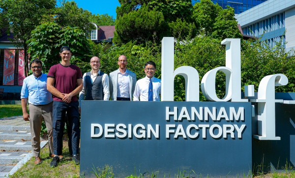 사진왼쪽부터 한남대 신소제공학과 프렘 프라브하카란 교수, 리가 기술대 크리스텐스 라셰브스키스 제품개발매니저, 야니스 랩사 산업디자인 매니저, 한남대 디자인팩토리 필립로즈 교수, 안형준 디자인팩토리 과장.